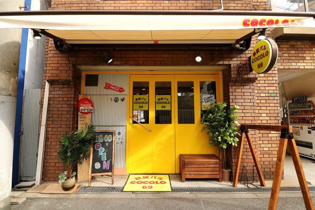 黄色い扉が特徴的なお店の外観