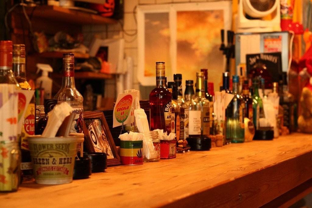 様々なお酒の瓶が並べられたウッド調のカウンター