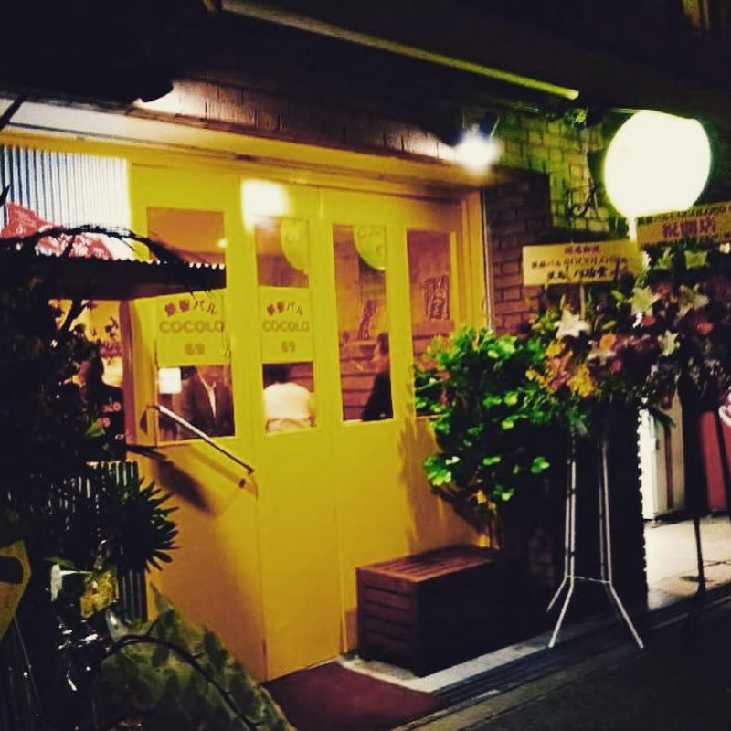 黄色の扉が特徴的なお店の外観